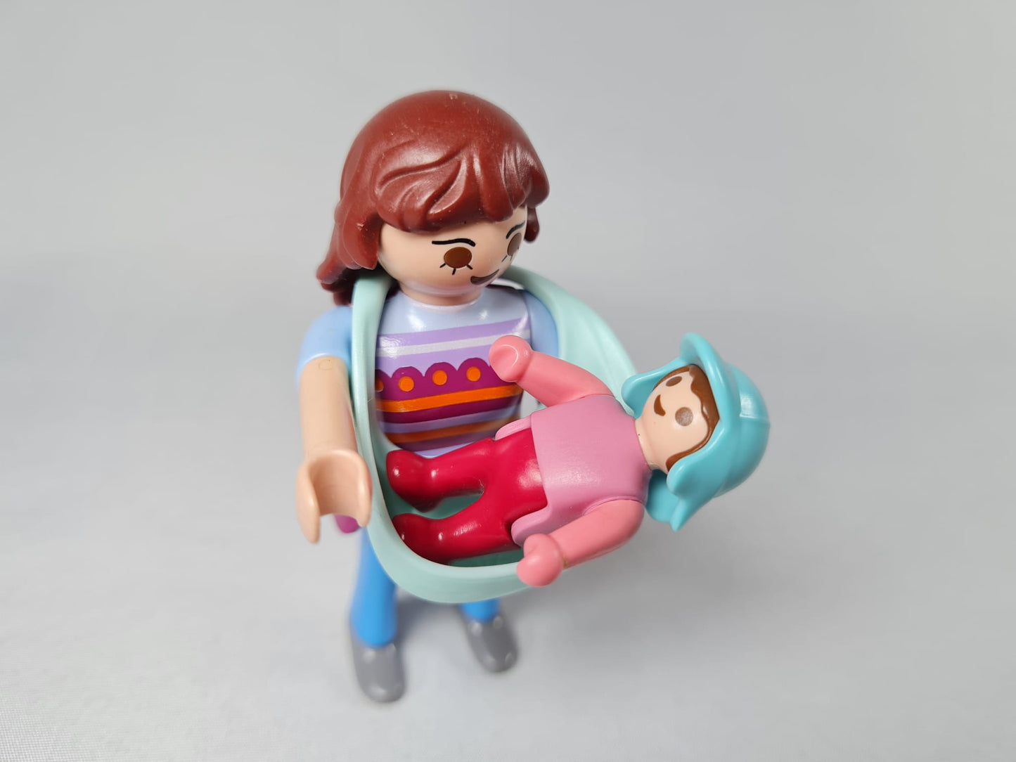 Playmobil Mutter mit Baby im Tragebuch