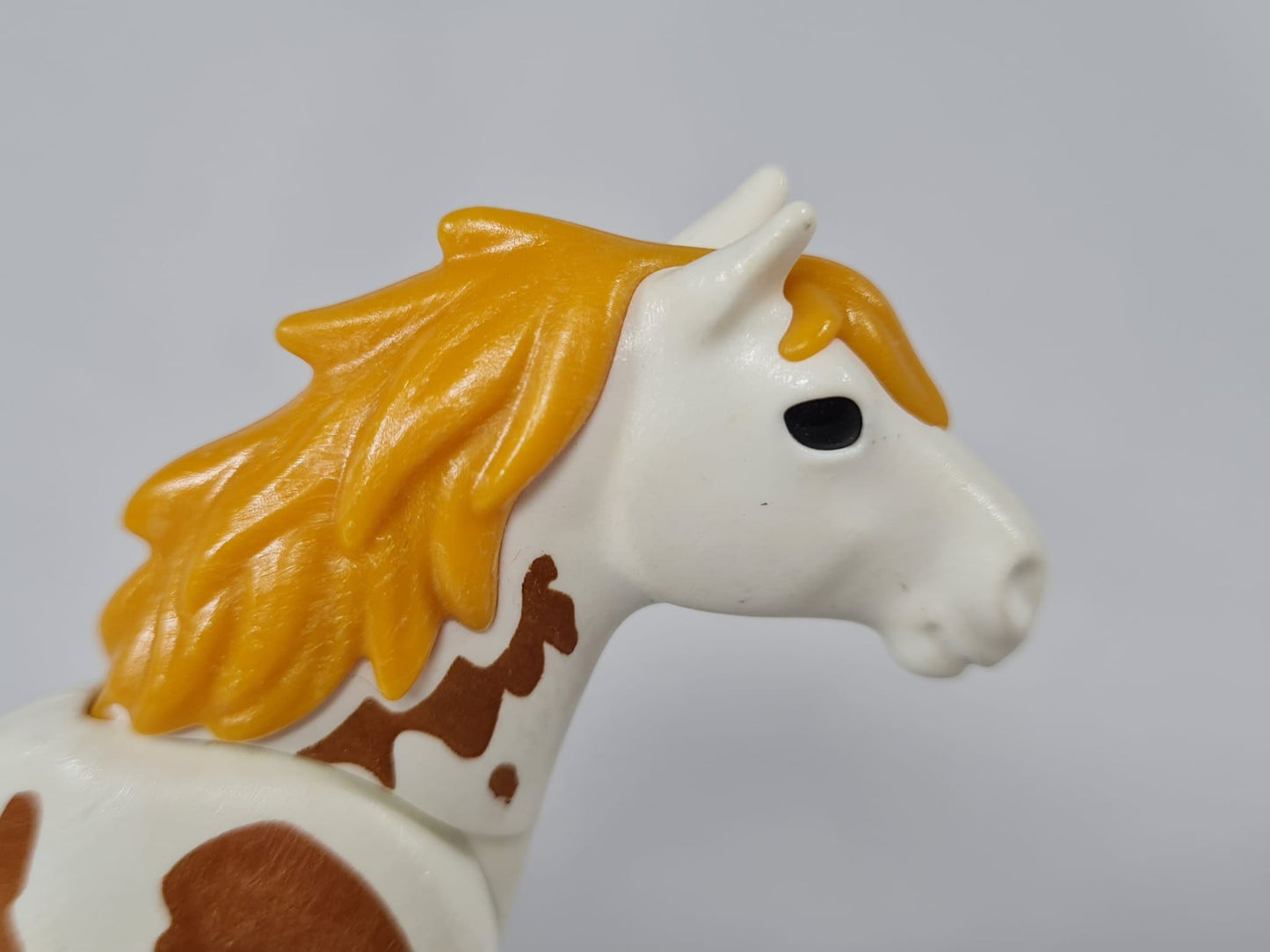 Playmobil Pferd weiß mit braunen Flecken