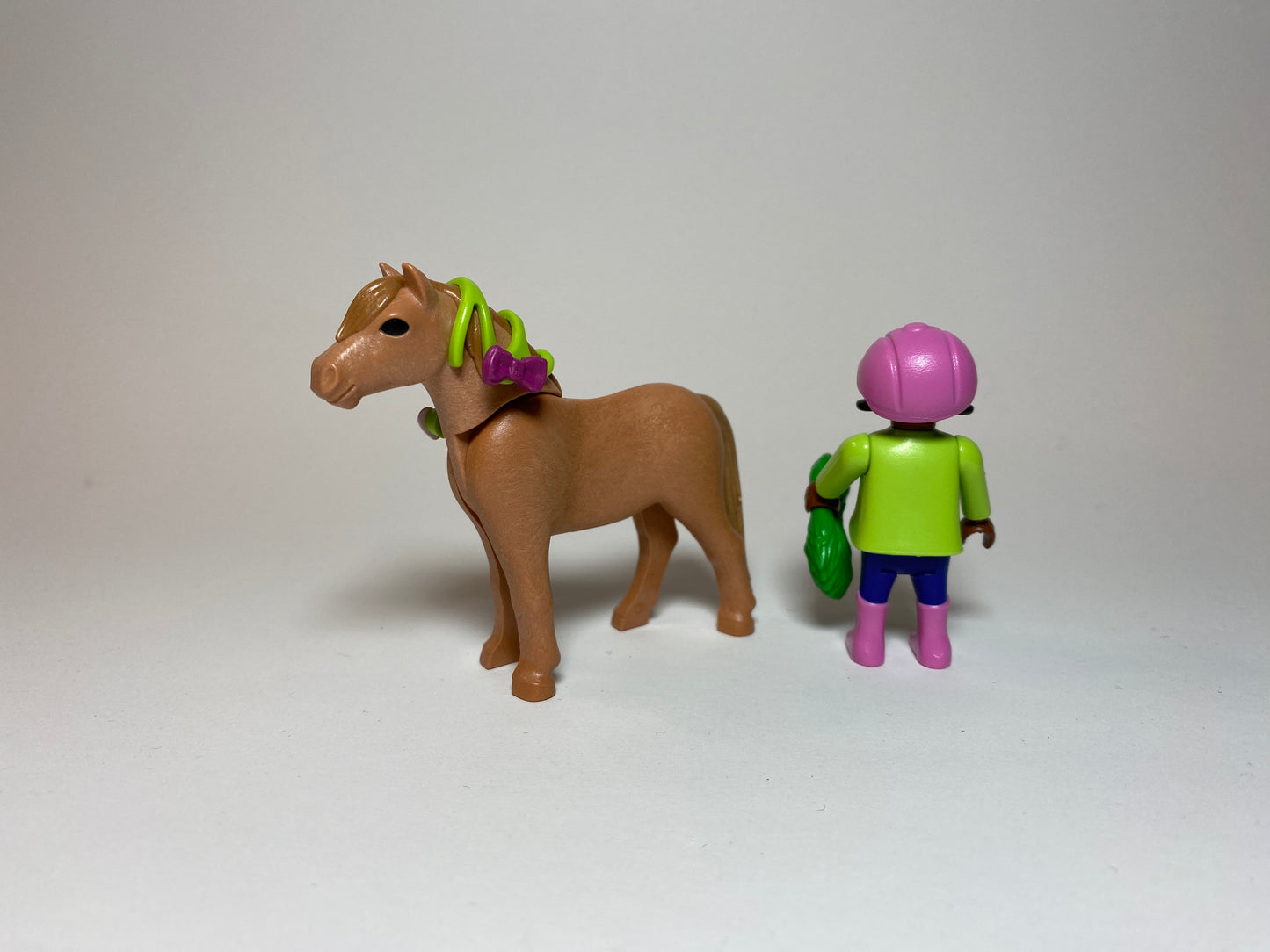 Playmobil Mädchen mit Pony mit grünem Schmuck