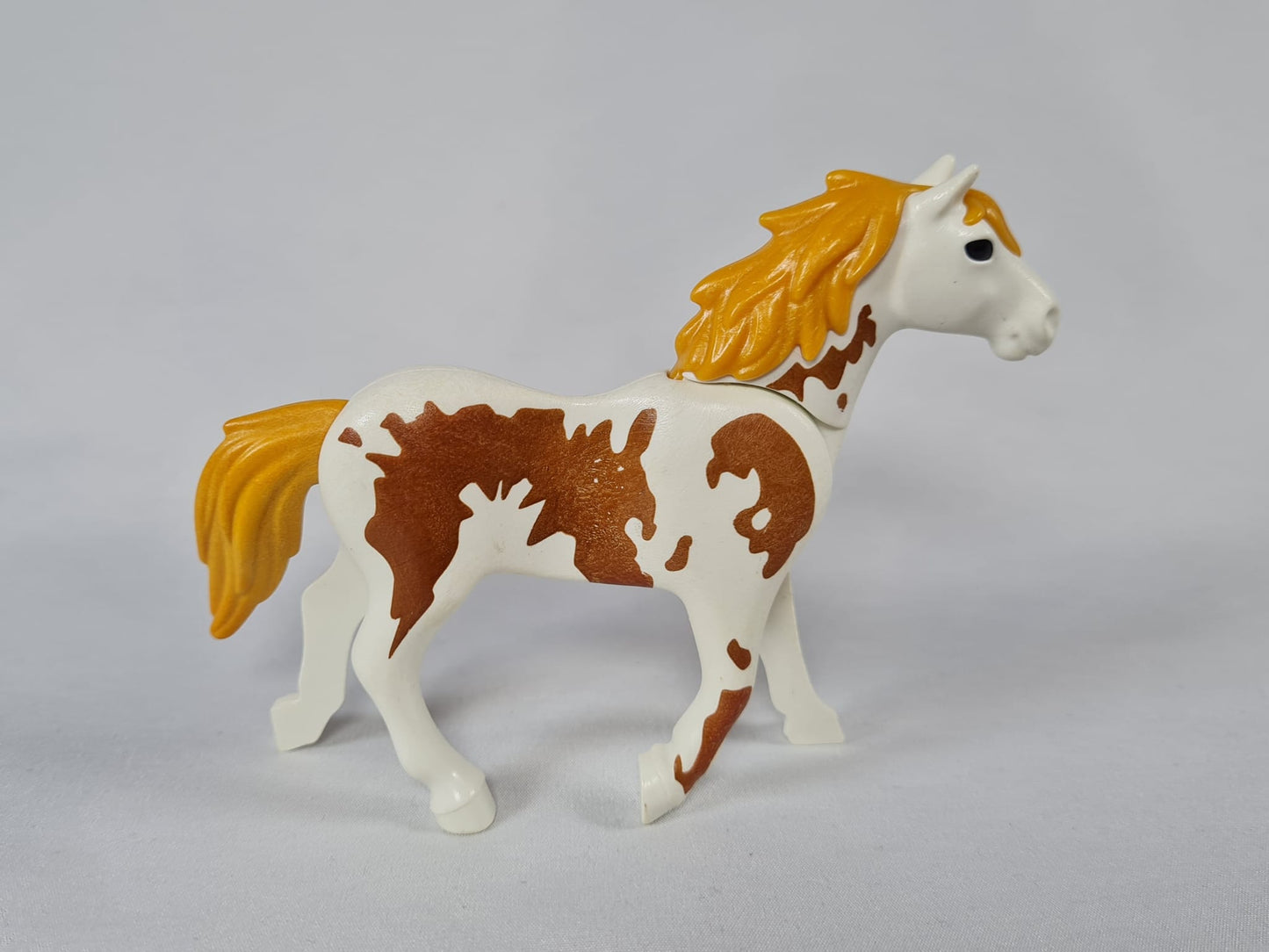 Playmobil Pferd weiß mit braunen Flecken