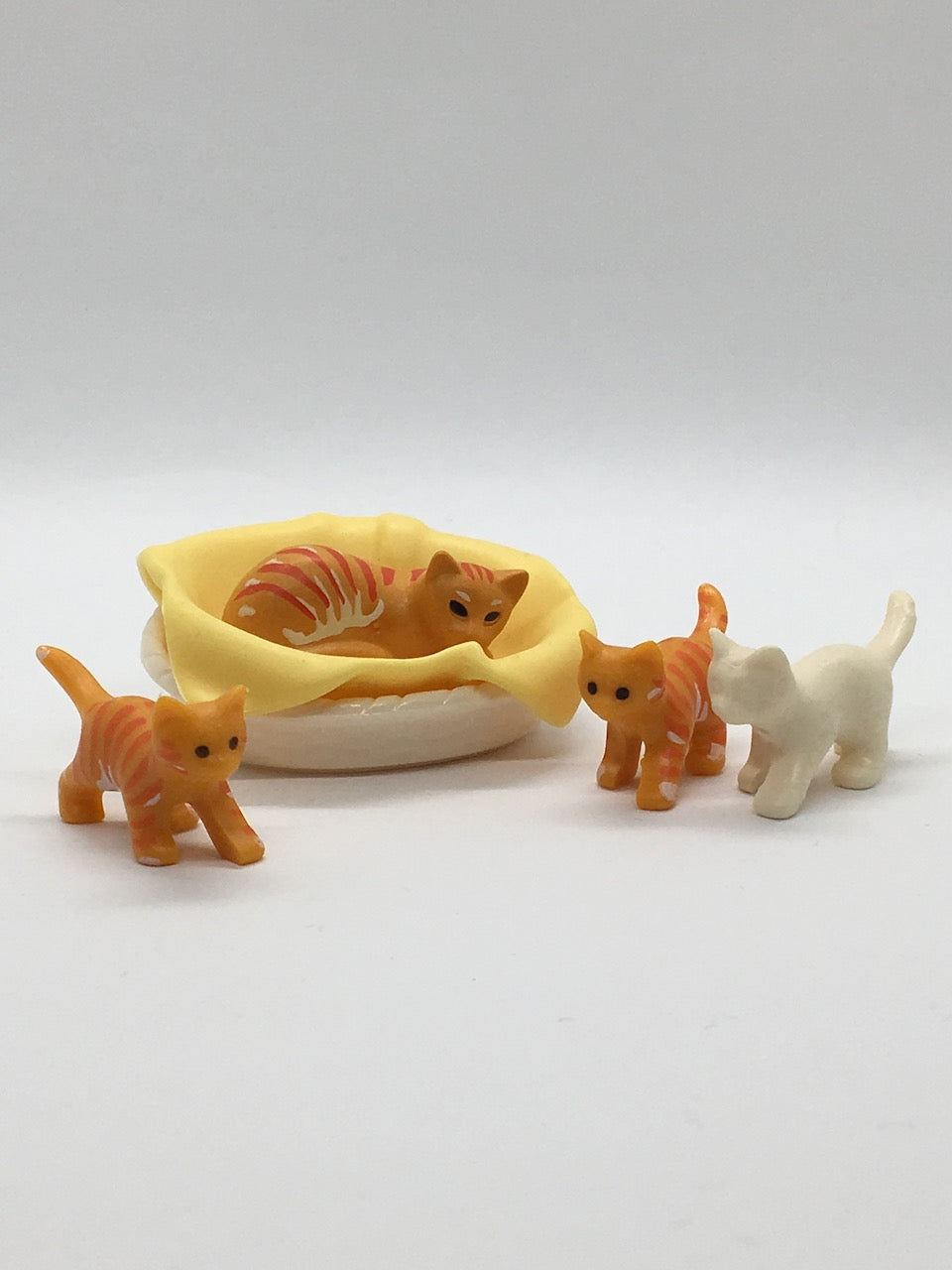 Playmobil Katzenmama mit 3x Kitten und Katzenkorb - C2433