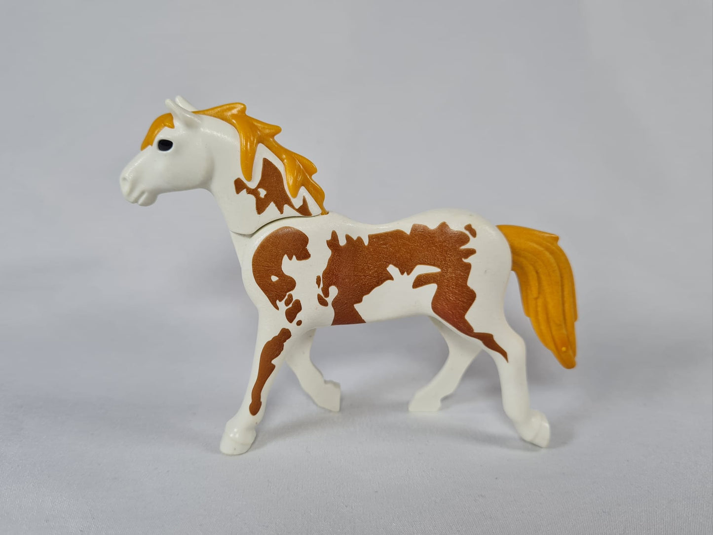 Playmobil Pferd weiß mit braunen Flecken