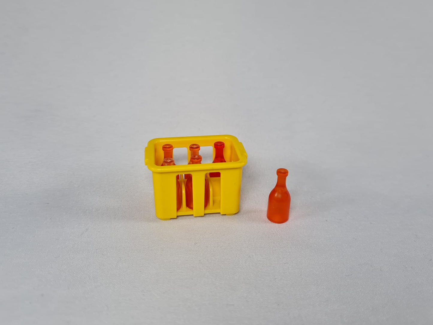 Playmobil gelber Kasten mit 6x roten Flaschen - Ersatzteil - Küche - Camping