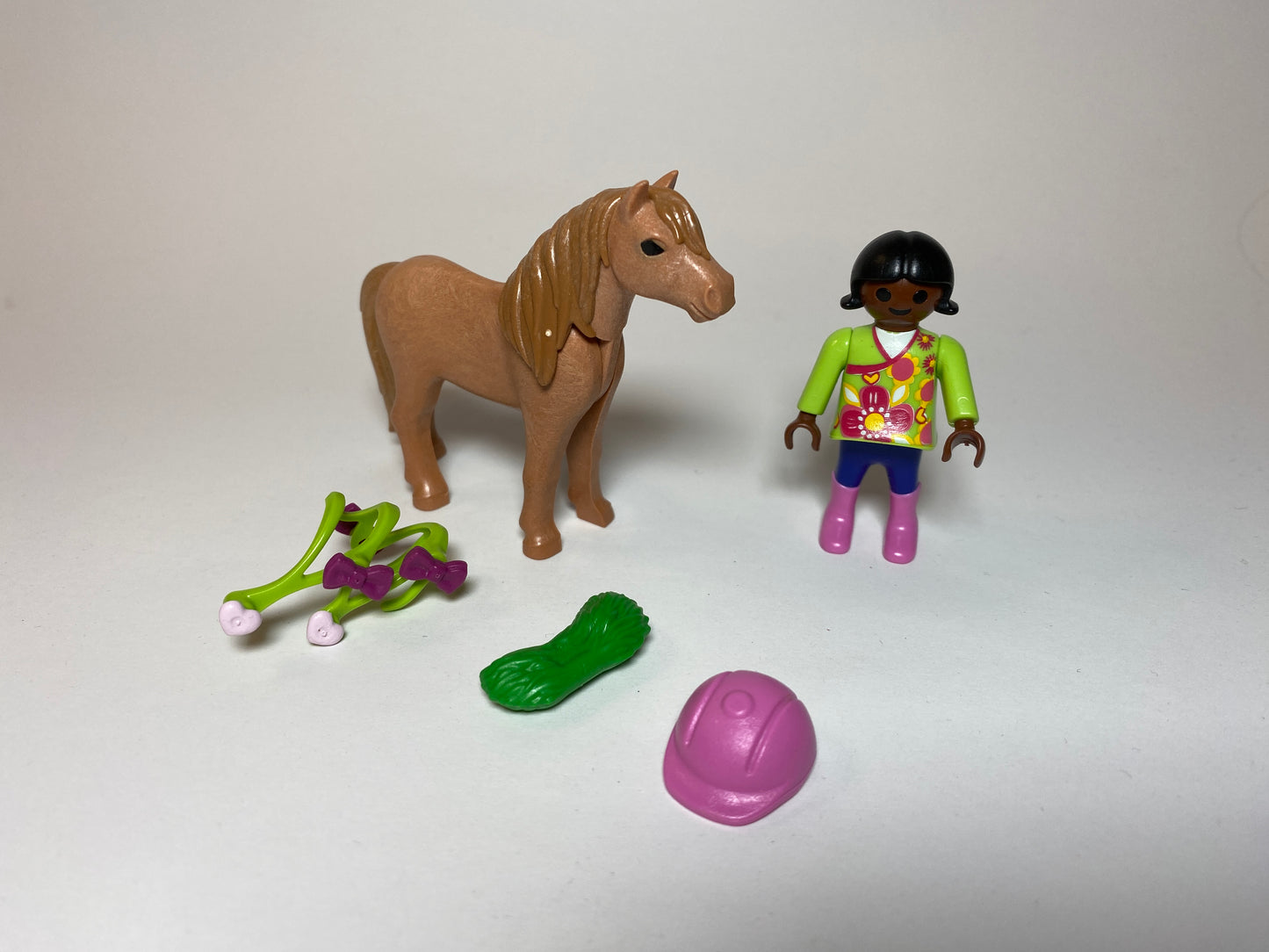 Playmobil Mädchen mit Pony mit grünem Schmuck
