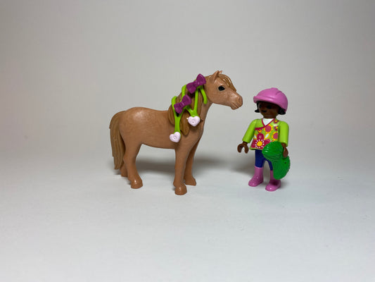 Playmobil Mädchen mit Pony mit grünem Schmuck