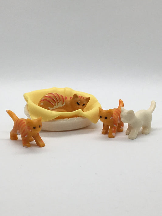 Playmobil Katzenmama mit 3x Kitten und Katzenkorb - C2433